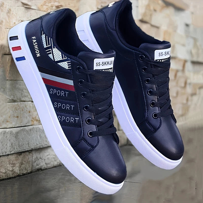 Ein Paar weiße Sneaker, perfekt zum Skateboardfahren